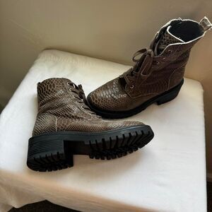 Vintage Crown Y2K-inspired Green/Brown combat boots Size 9